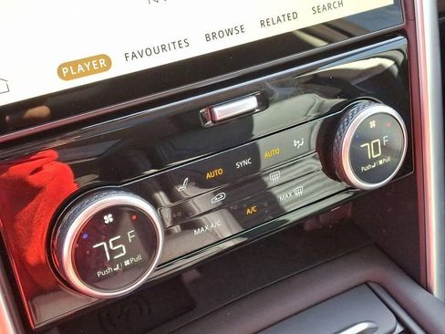 Used 2024 Land Rover Discovery S image 18