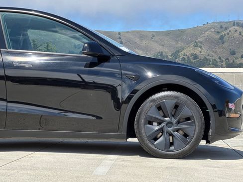 Used 2024 Tesla Model Y Long Range AWD/4WD image 35
