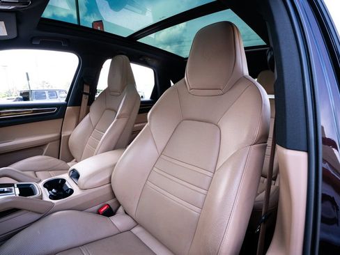 Used 2023 Porsche Cayenne Platinum Edition AWD/4WD image 31