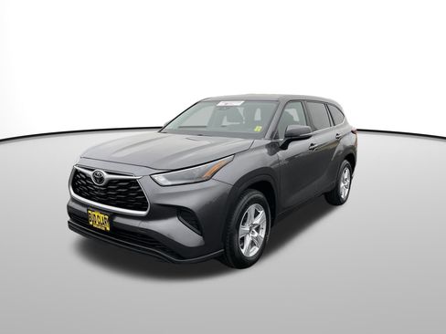 Certified 2023 Toyota Highlander L image 10