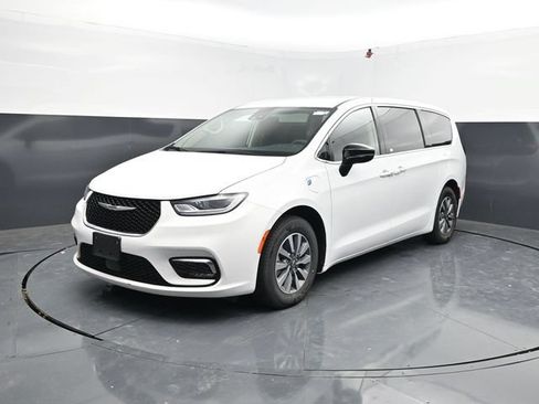 Used 2024 Chrysler Pacifica Limited FWD image 3