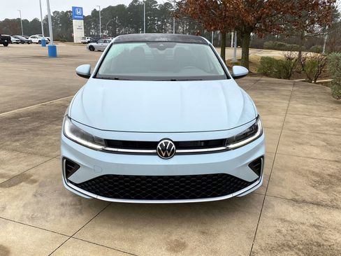 Used 2025 Volkswagen Jetta SE image 2