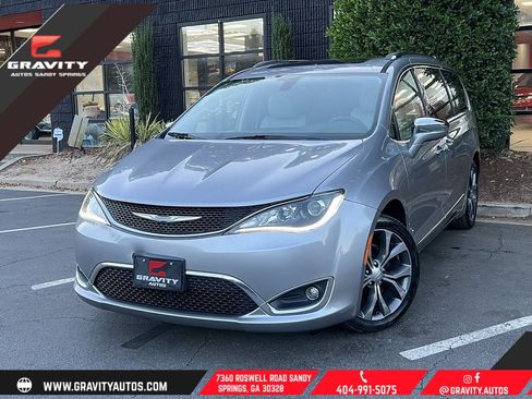 Used 2017 Chrysler Pacifica Limited w/ Tire & Wheel Group image 1