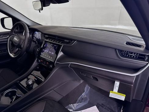 New 2025 Jeep Grand Cherokee Altitude image 28