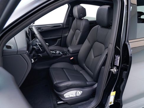 Certified 2026 Porsche Macan AWD/4WD image 5