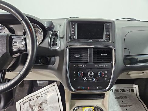 Used 2018 Dodge Grand Caravan SXT image 18