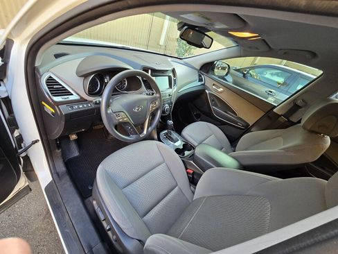 Used 2017 Hyundai Santa Fe SE image 9