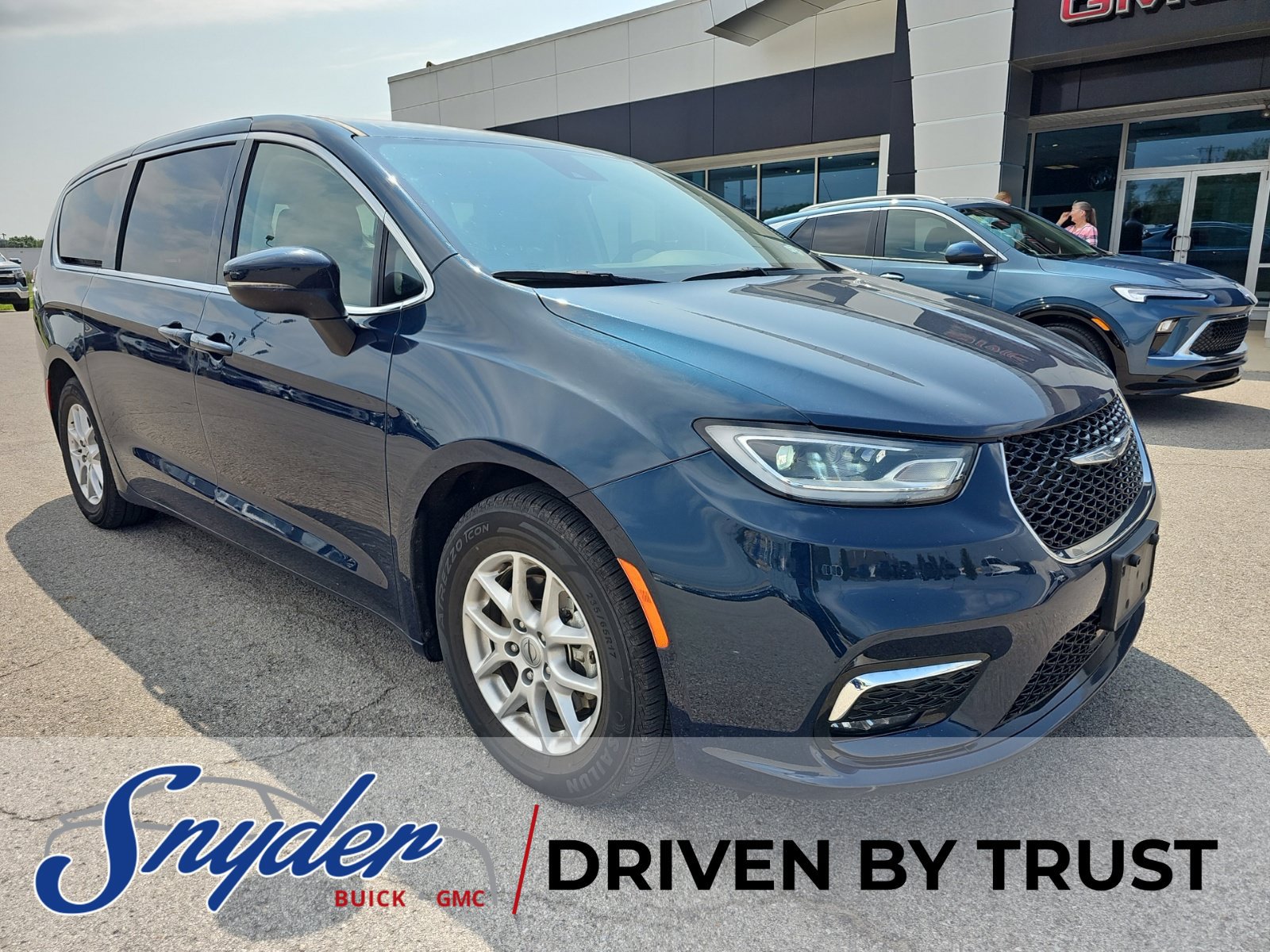 Used 2023 Chrysler Pacifica Touring-L FWD image 2