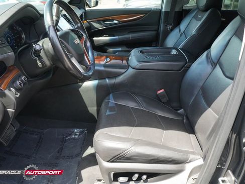 Used 2018 Cadillac Escalade Luxury AWD/4WD image 17