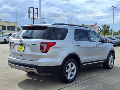 Used 2017 Ford Explorer XLT AWD/4WD image 2