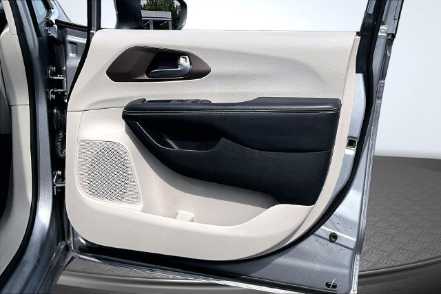 Used 2020 Chrysler Voyager L FWD image 25
