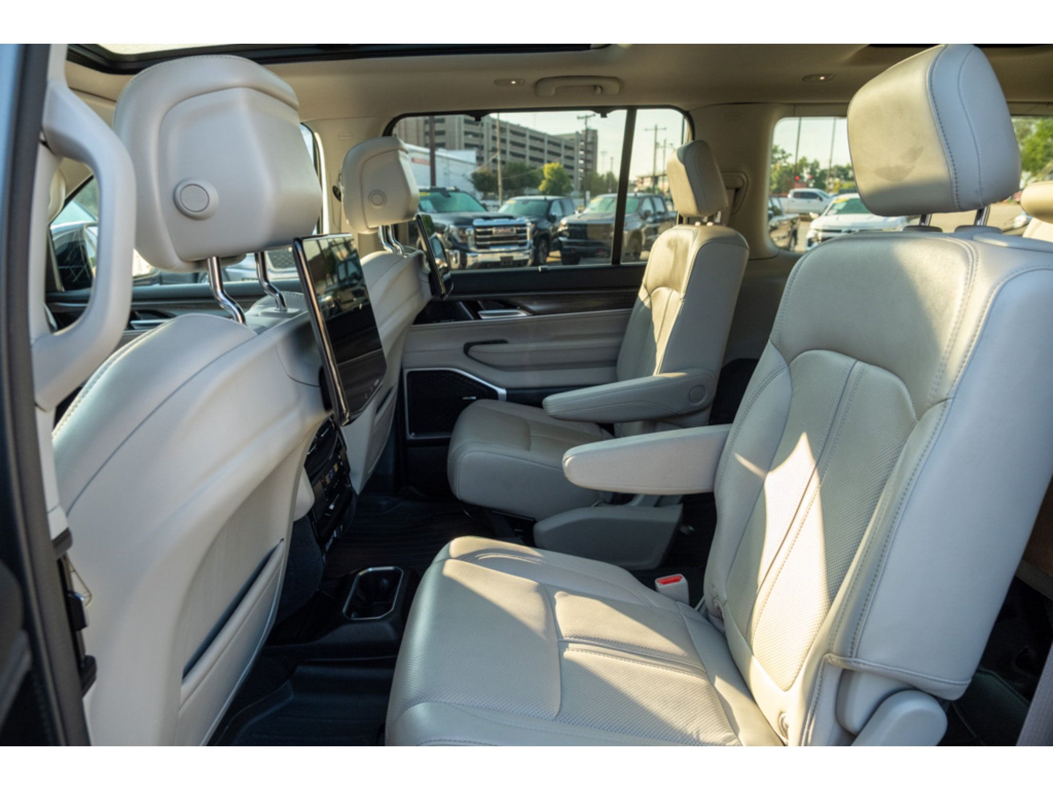 Used 2023 Jeep Wagoneer Series II w/ Convenience Group I AWD/4WD image 13