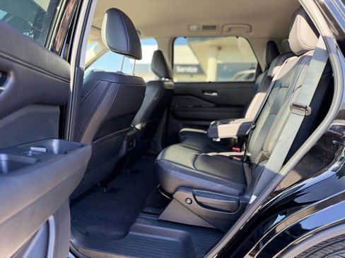 Used 2025 Nissan Pathfinder SL image 9