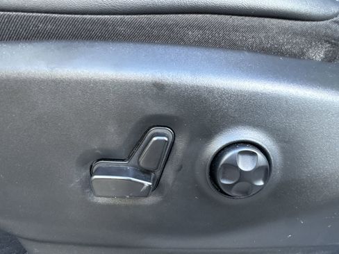 Used 2024 Chrysler Pacifica Touring-L image 12