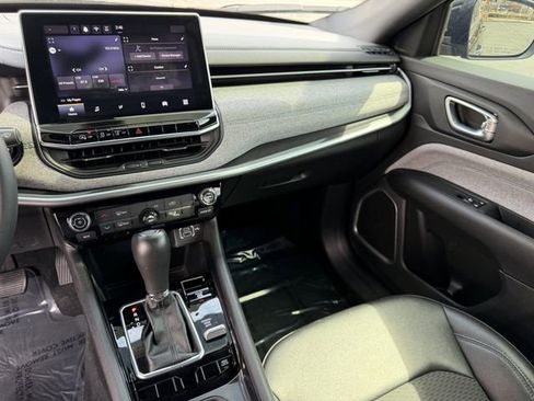 Used 2024 Jeep Compass Latitude AWD/4WD image 18