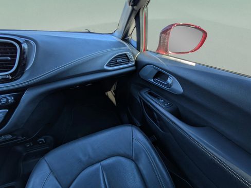 Used 2021 Chrysler Pacifica Touring-L w/ Uconnect Theater Family Group image 18