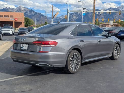 Used 2022 Volkswagen Passat 2.0T FWD image 4