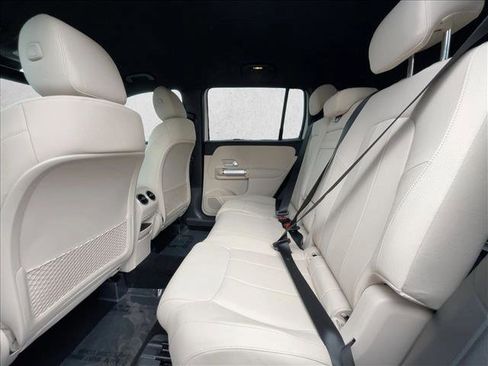 Used 2025 Mercedes-Benz GLB 250 4MATIC image 18