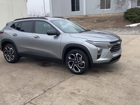 Used 2025 Chevrolet Trax RS w/ Driver Confidence Package image 2