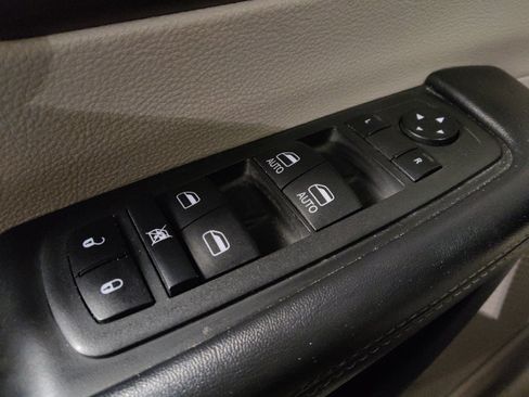 Used 2022 Chrysler Voyager LX FWD image 27