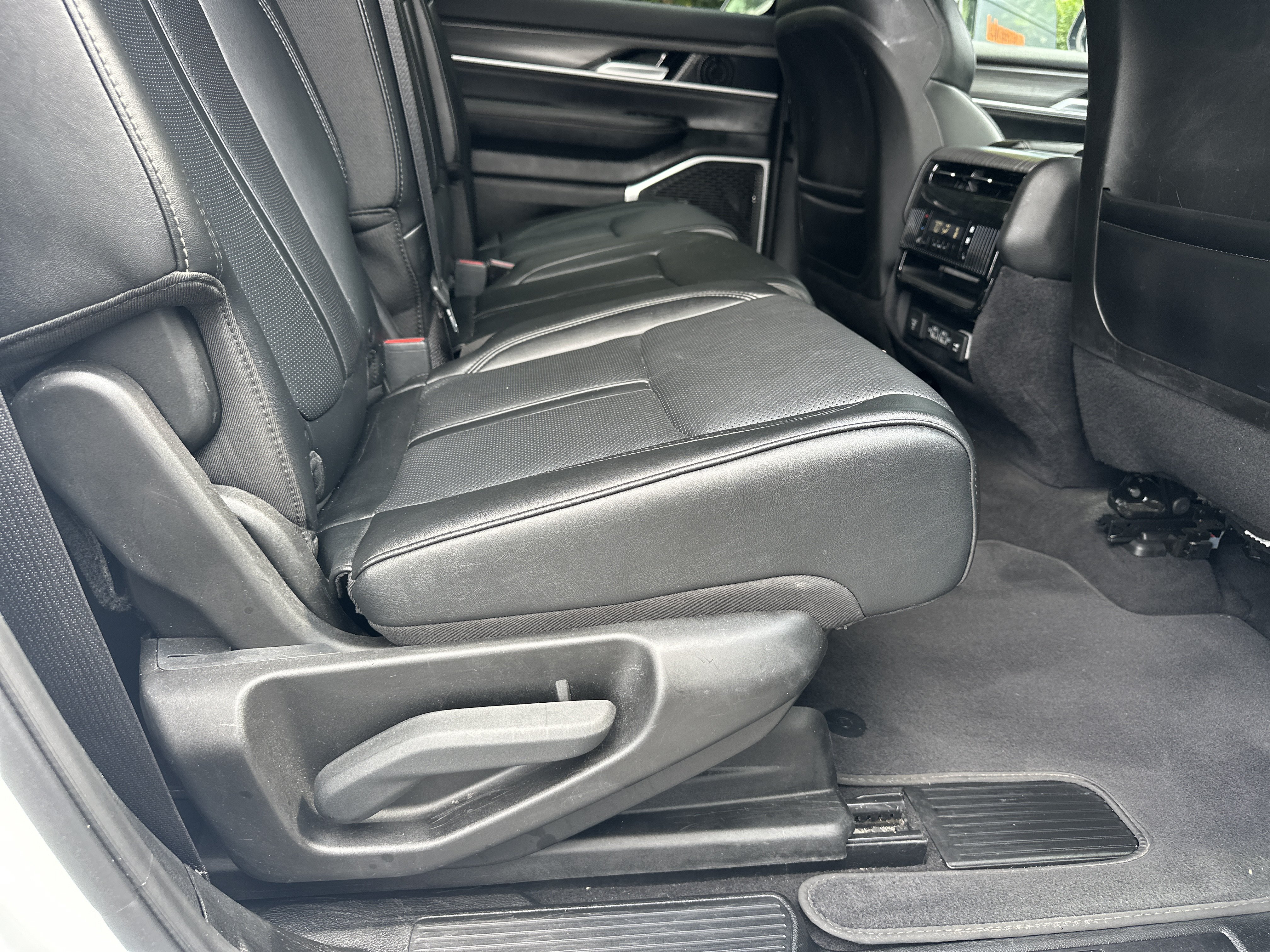 Used 2024 Jeep Wagoneer Series II w/ Flexible Seating Group RWD image 18