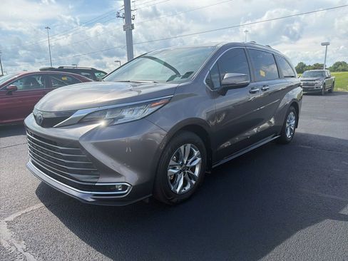 Used 2022 Toyota Sienna Limited FWD image 5