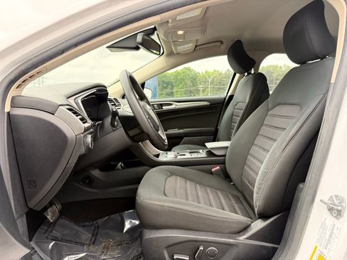 Used 2019 Ford Fusion SE FWD image 12