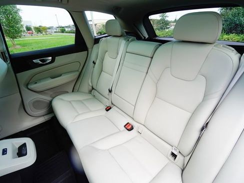 Used 2022 Volvo XC60 B5 Momentum w/ Advanced Package image 33