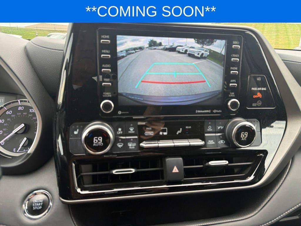 Used 2022 Toyota Highlander XLE AWD/4WD image 16