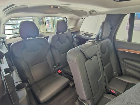 Certified 2022 Volvo XC90 T6 Momentum w/ Climate Package image 15