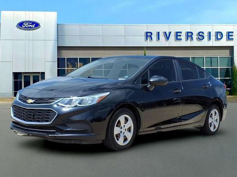 Used 2018 Chevrolet Cruze LS FWD image 3