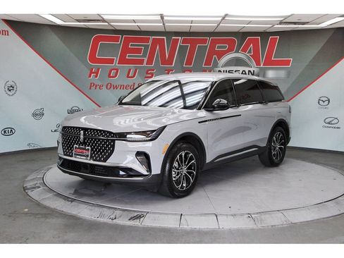 Used 2026 Lincoln Nautilus Premier AWD/4WD image 2