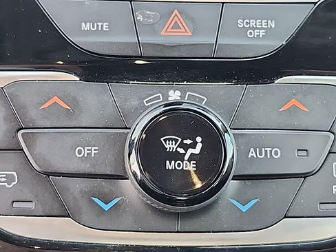 Certified 2023 Chrysler Pacifica Touring-L image 7