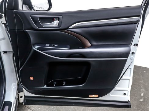 Used 2019 Toyota Highlander Limited image 23