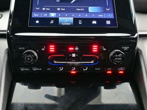 Used 2025 Jeep Grand Cherokee Laredo X w/ Luxury Tech Group I image 22