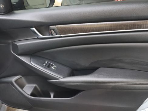 Used 2019 Honda Accord Touring image 11