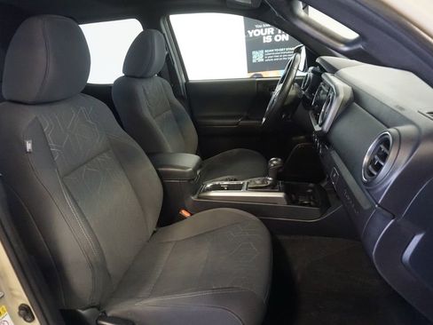 Used 2017 Toyota Tacoma TRD Off-Road AWD/4WD image 25