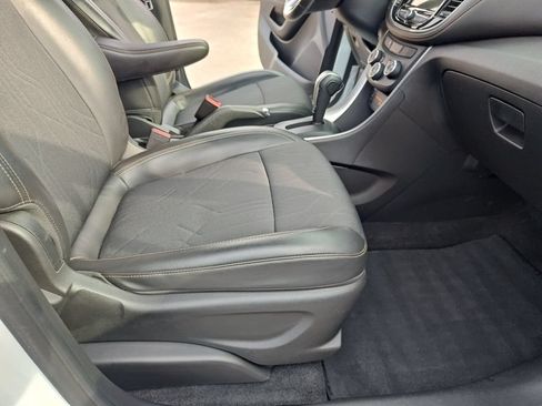 Used 2018 Chevrolet Trax LT w/ LT Convenience Package FWD image 30