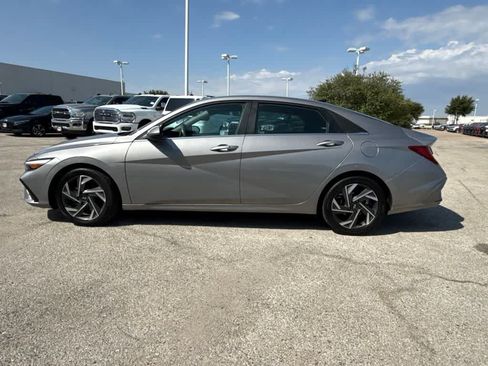 Used 2025 Hyundai Elantra SEL FWD image 2