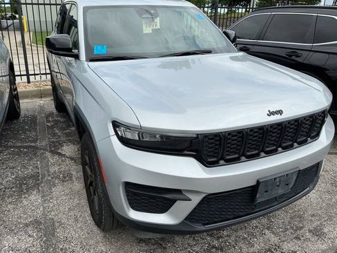 Used 2024 Jeep Grand Cherokee Altitude AWD/4WD image 2