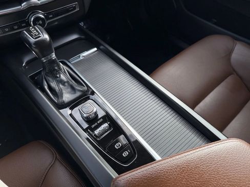 Used 2018 Volvo XC60 T6 Momentum w/ Convenience Package image 16