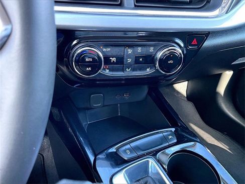 Used 2025 Chevrolet Trax LT w/ LT Convenience Package image 24