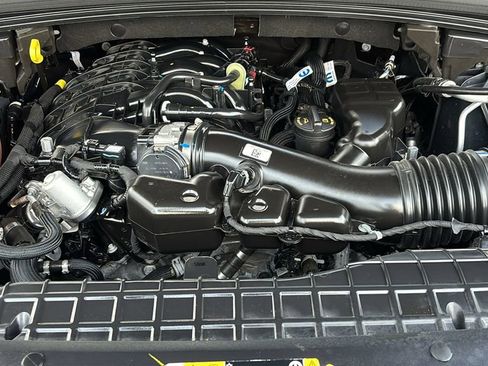 Used 2025 Jeep Grand Cherokee Limited w/ Black Appearance Package image 32