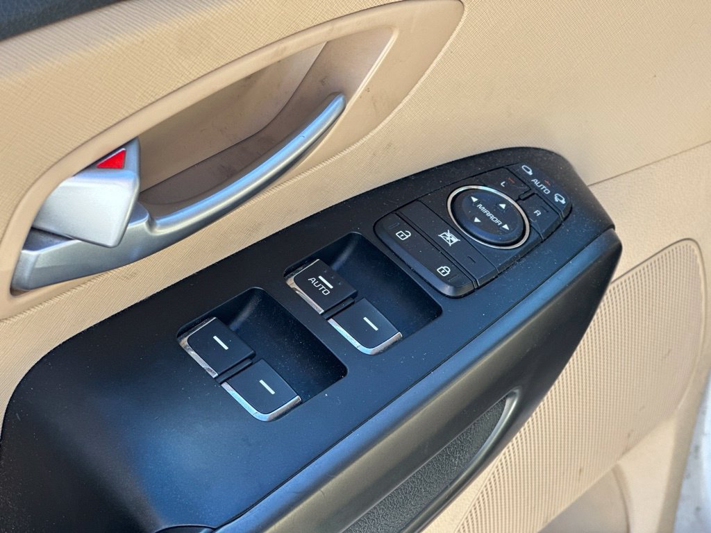 Used 2016 Kia Sedona LX w/ LX Convenience Package FWD image 16