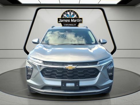 Used 2025 Chevrolet Trax LT FWD image 2