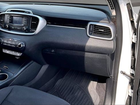 Used 2016 Kia Sorento AWD w/ LX Convenience Package image 17