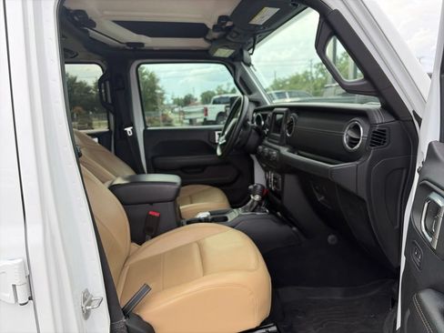 Used 2018 Jeep Wrangler Unlimited Sahara w/ Dual Top Group AWD/4WD image 10