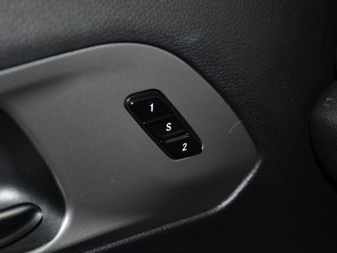 Used 2025 Chrysler Pacifica Select AWD/4WD image 34