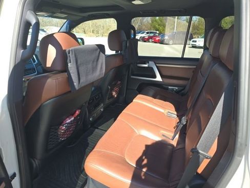 Used 2016 Toyota Land Cruiser image 10
