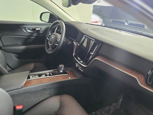 Used 2025 Volvo V60 B5 Cross Country Plus image 11